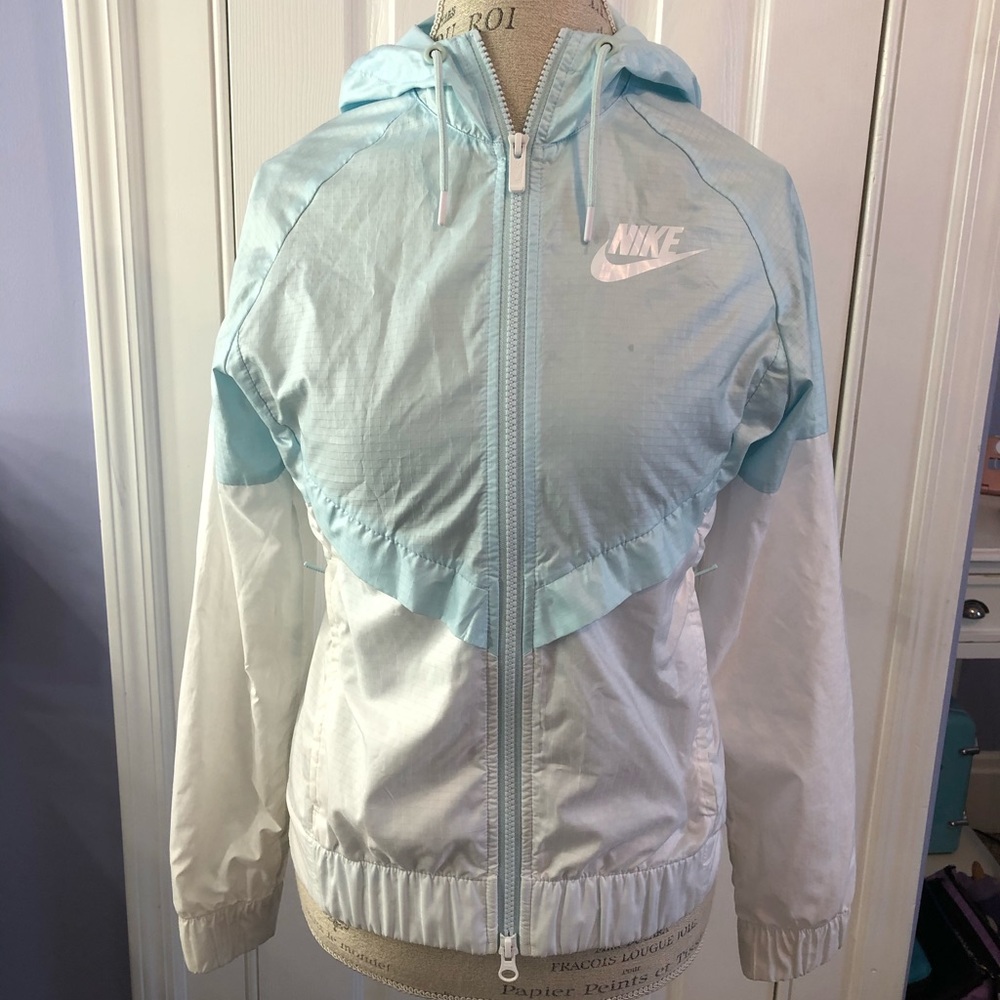 Women’s wind runner Nike windbreaker Light blue